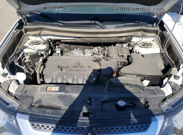 JA4AD2A31LZ008969 2020 MITSUBISHI OUTLANDER White Widok wnętrza z tyłu
