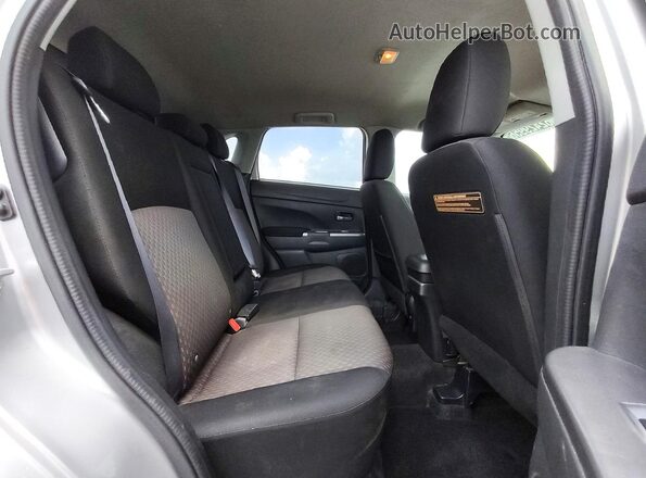 JA4AP3AU6JU007266 2018 MITSUBISHI OUTLANDER Silver Սալոնի հետևի տեսք