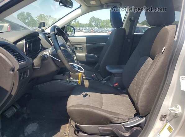 JA4AP4AU9LU022997 2020 MITSUBISHI OUTLANDER Silver Widok wnętrza z przodu