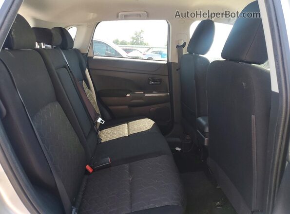 JA4AP4AU9LU022997 2020 MITSUBISHI OUTLANDER Silver Widok wnętrza z tyłu