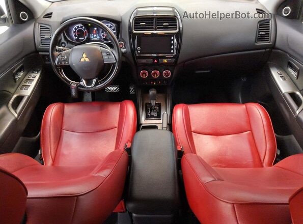 JA4AP4AW3JU009371 2018 MITSUBISHI OUTLANDER Белый Вид панели приборов