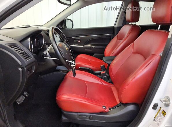 JA4AP4AW3JU009371 2018 MITSUBISHI OUTLANDER Белый Вид салона спереди