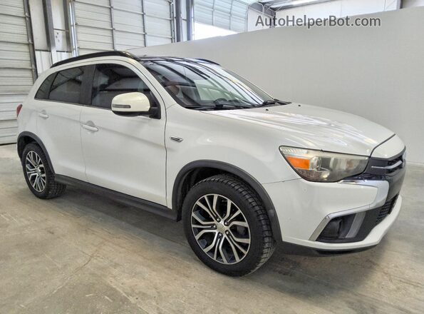 JA4AP4AW3JU009371 2018 MITSUBISHI OUTLANDER Белый Передняя правая четверть