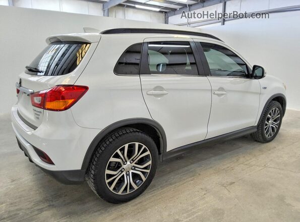 JA4AP4AW3JU009371 2018 MITSUBISHI OUTLANDER Белый Задняя правая четверть