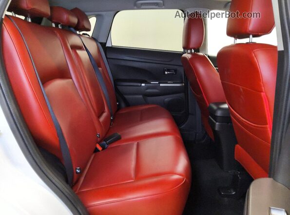 JA4AP4AW3JU009371 2018 MITSUBISHI OUTLANDER Белый Вид задней части салона