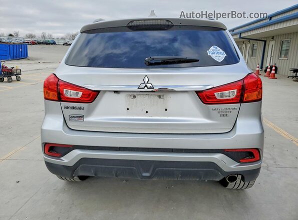 JA4AP4AW7JZ026533 2018 MITSUBISHI OUTLANDER Серебряный Вид сзади