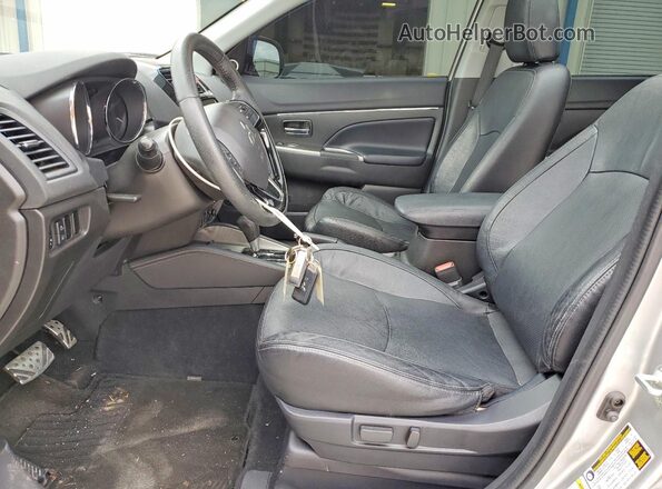 JA4AP4AW7JZ026533 2018 MITSUBISHI OUTLANDER Серебряный Вид салона спереди