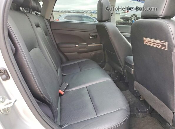 JA4AP4AW7JZ026533 2018 MITSUBISHI OUTLANDER Серебряный Вид задней части салона