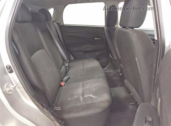 JA4AR3AU9LU022275 2020 MITSUBISHI OUTLANDER Silver Widok wnętrza z tyłu