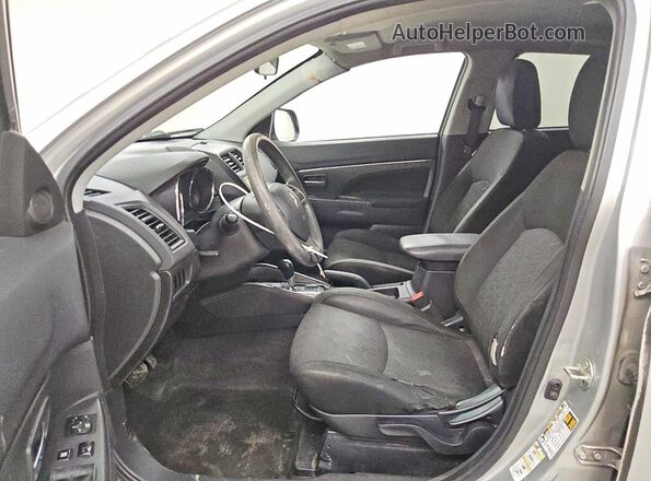JA4AR3AU9LU022275 2020 MITSUBISHI OUTLANDER Silver Widok wnętrza z przodu
