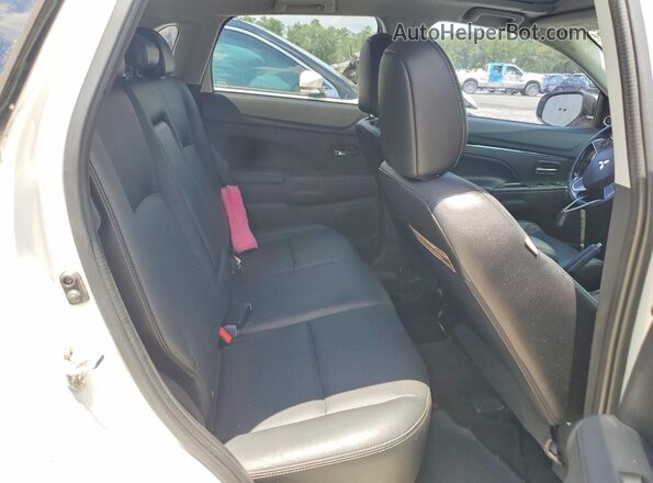 JA4AR4AWXHZ018432 2017 MITSUBISHI OUTLANDER White Rear interior view