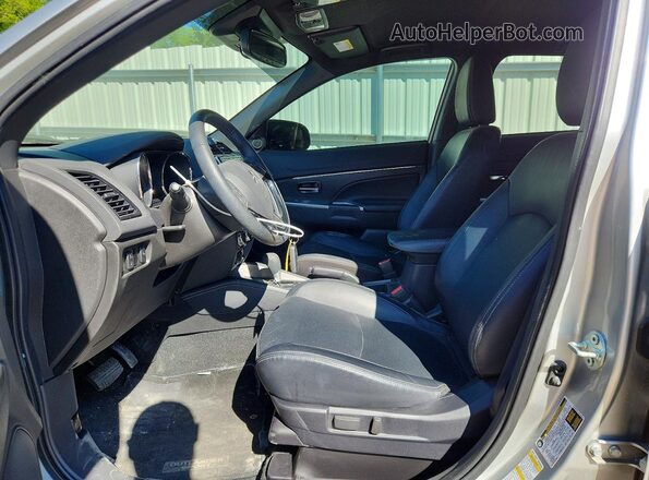 JA4ARVAWXPU014107 2023 MITSUBISHI OUTLANDER Silver Widok wnętrza z przodu
