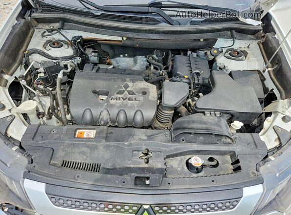 JA4AZ3A36LZ005489 2020 MITSUBISHI OUTLANDER Белый Вид задней части салона