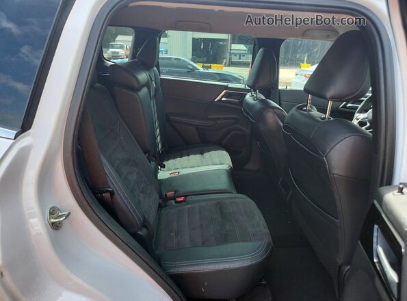 JA4J3UA84PZ044302 2023 MITSUBISHI OUTLANDER White Հետևի նստատեղերի տեսք