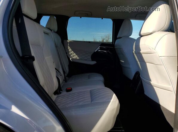 JA4J3WA82RZ039078 2024 MITSUBISHI OUTLANDER White Սալոնի հետևի տեսք