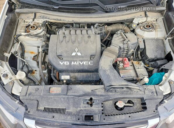 JA4JZ3AX1JZ604039 2018 MITSUBISHI OUTLANDER White Rear interior view