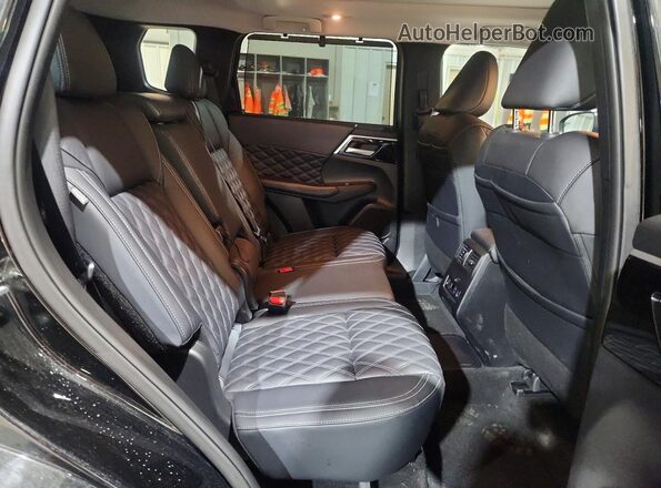 JA4T5WA99SZ047275 2025 MITSUBISHI OUTLANDER Black უკანა სალონის ხედი