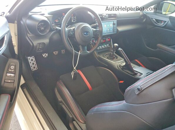 JF1ZDBE11R9701072 2024 SUBARU BRZ Белый Вид панели приборов