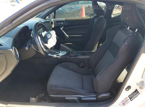 JF1ZNAA14H8711435 2017 TOYOTA 86 Белый Вид салона спереди