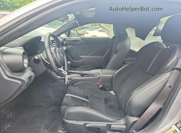 JF1ZNBE16P9765439 2023 TOYOTA GR Silver Widok wnętrza z przodu