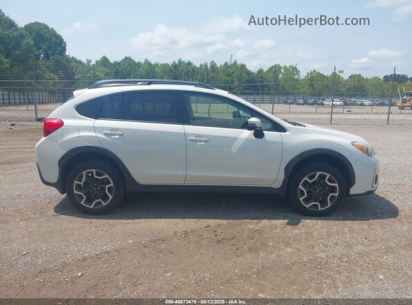 JF2GPAKC0GH304739 2016 SUBARU CROSSTREK White Вид задньої частини салону