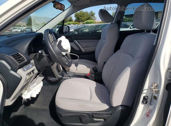 JF2SJAAC2JH593272 2018 SUBARU FORESTER White წინა სალონის ხედი