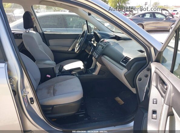 JF2SJAAC7HG538834 2017 SUBARU FORESTER Серебряный Вид салона спереди