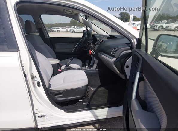 JF2SJABC9HH522840 2017 SUBARU FORESTER White Widok wnętrza z przodu