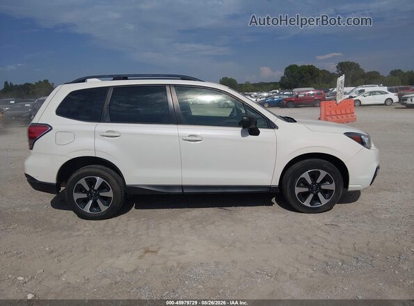 JF2SJABC9HH522840 2017 SUBARU FORESTER White Widok wnętrza z tyłu