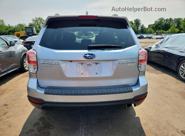 JF2SJAEC2HH528958 2017 SUBARU FORESTER Silver Вид ззаду