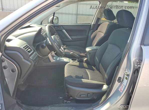 JF2SJAEC6JH599022 2018 SUBARU FORESTER Silver Vista interior delantera