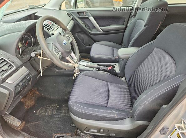 JF2SJAEC7JH470030 2018 SUBARU FORESTER Серебряный Вид салона спереди