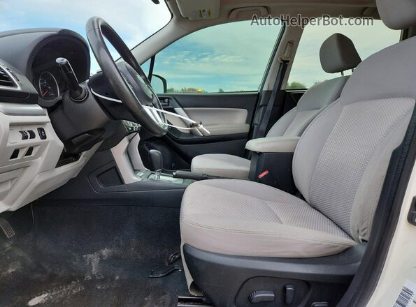 JF2SJAEC8HH545876 2017 SUBARU FORESTER White წინა სალონის ხედი