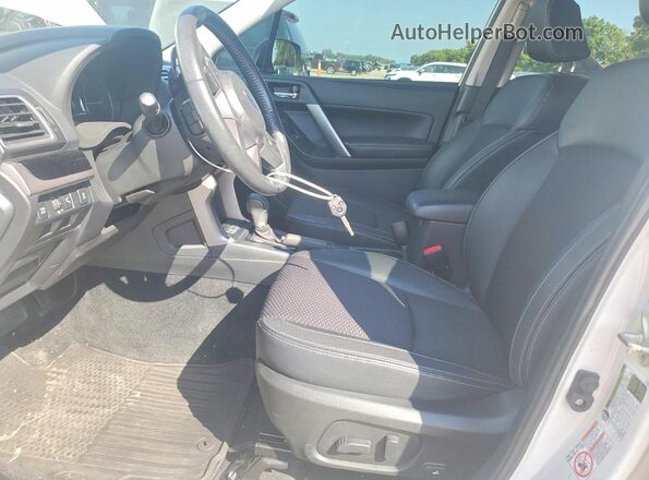 JF2SJAGC5JH566977 2018 SUBARU FORESTER White წინა სალონის ხედი