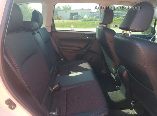 JF2SJAGC5JH566977 2018 SUBARU FORESTER White უკანა სავარძლების ხედი