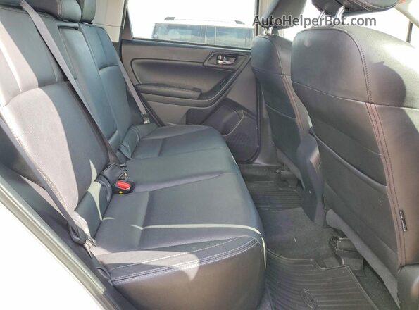 JF2SJAJC1JH486147 2018 SUBARU FORESTER White Вид задньої частини салону
