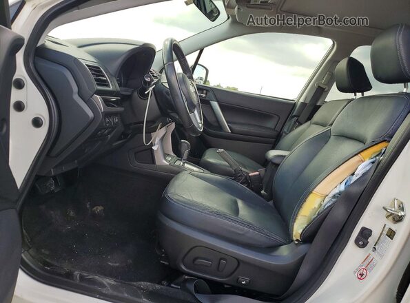JF2SJAJC1JH486147 2018 SUBARU FORESTER White Вид салону спереду