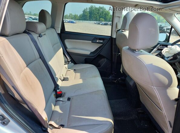 JF2SJAJC2JH467980 2018 SUBARU FORESTER Серебряный Вид задней части салона