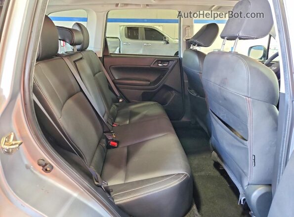 JF2SJAJC4HH523329 2017 SUBARU FORESTER Silver უკანა სალონის ხედი