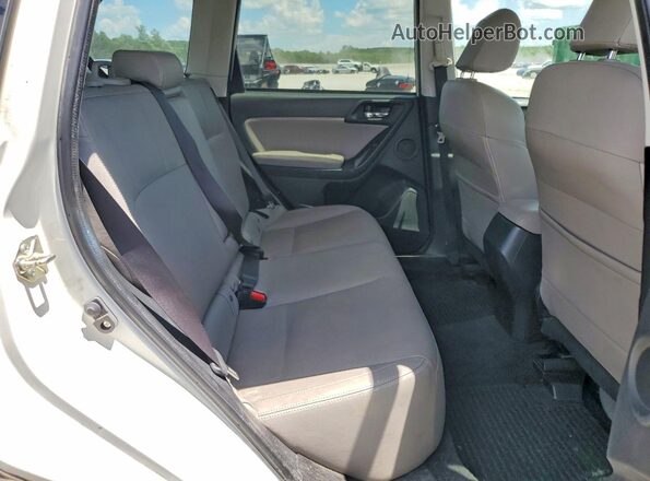 JF2SJALC7HH572151 2017 SUBARU FORESTER White Vista de los asientos traseros