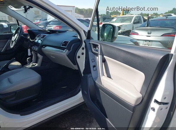 JF2SJARC0JH404557 2018 SUBARU FORESTER White Вид салону спереду