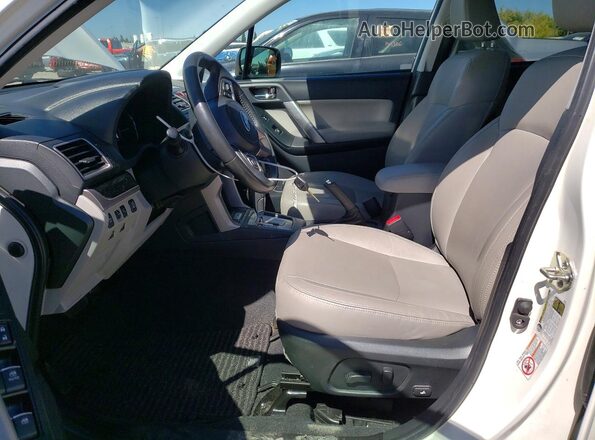 JF2SJARC2JH583121 2018 SUBARU FORESTER Белый Вид салона спереди