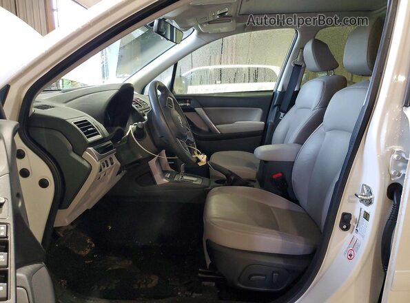 JF2SJARC9HH420735 2017 SUBARU FORESTER Белый Вид салона спереди