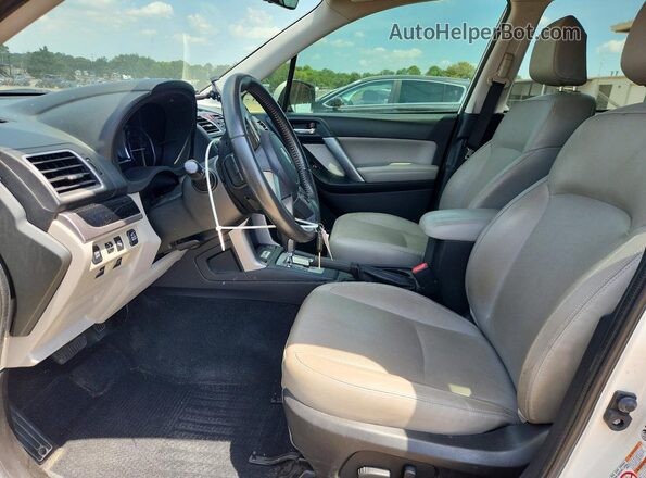 JF2SJARCXJH543868 2018 SUBARU FORESTER White Front interior view