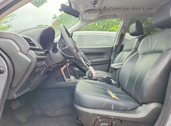 JF2SJAWC4HH556470 2017 SUBARU FORESTER Gray Front interior view
