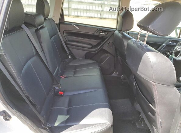 JF2SJAWC8JH441134 2018 SUBARU FORESTER White Widok tylnych siedzeń