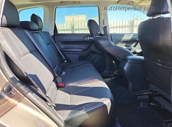 JF2SJAWC9JH538004 2018 SUBARU FORESTER Желто-коричневый Вид задней части салона