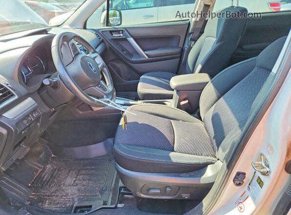 JF2SJEJC0JH495056 2018 SUBARU FORESTER White Vista interior delantera