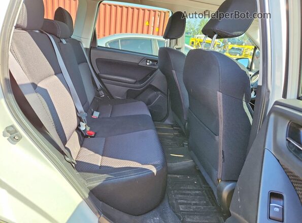 JF2SJEJC0JH495056 2018 SUBARU FORESTER White Vista interior trasera
