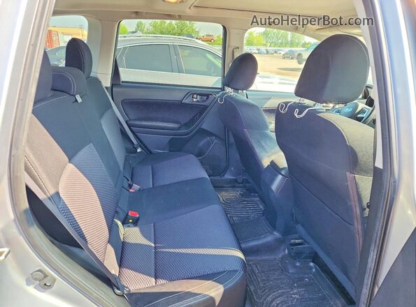 JF2SJEJC7HH532842 2017 SUBARU FORESTER Silver Vista interior trasera